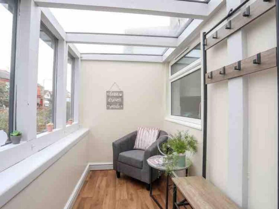 Beeches Bach, 1 Bedroom Cottage With Hot Tub Prestatyn Kültér fotó